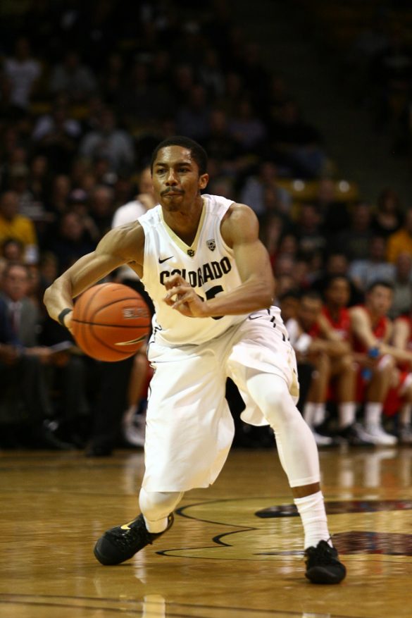 Colorado junior guard Spencer Dinwiddie (25) passes the ball into the lane. (Kai Casey/CU Independent)