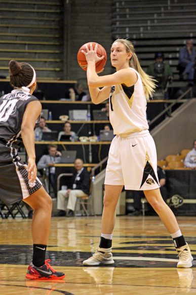 Colorado junior Lexy Kresl looks for a teammate to pass to. (Maddie Shumway/CU Independent)