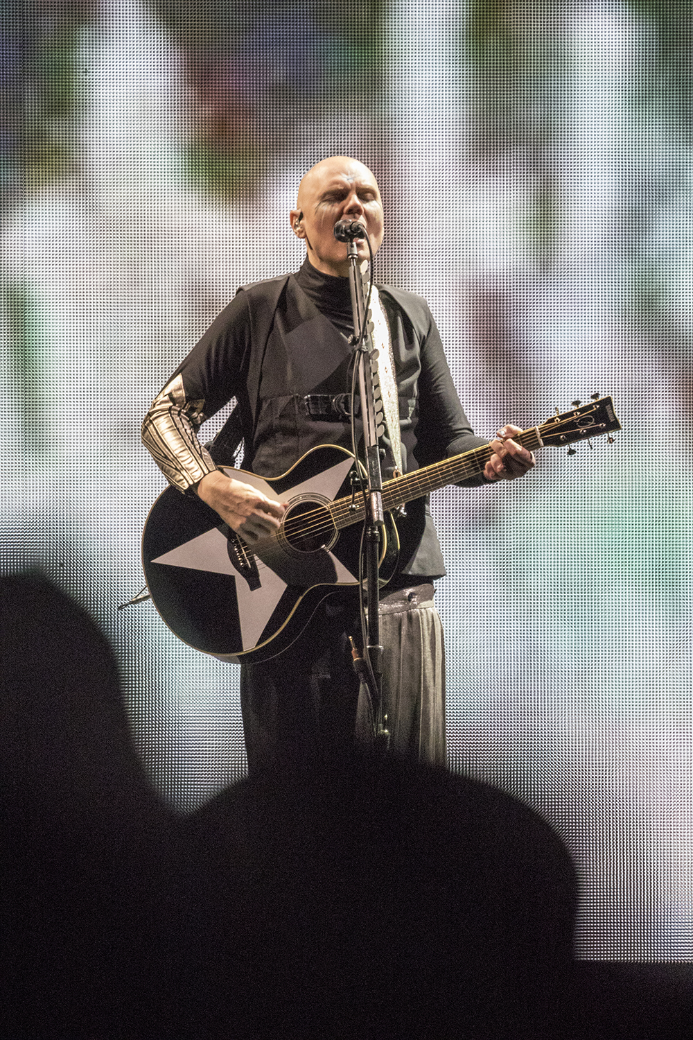 Billy Corgan plays guitar
