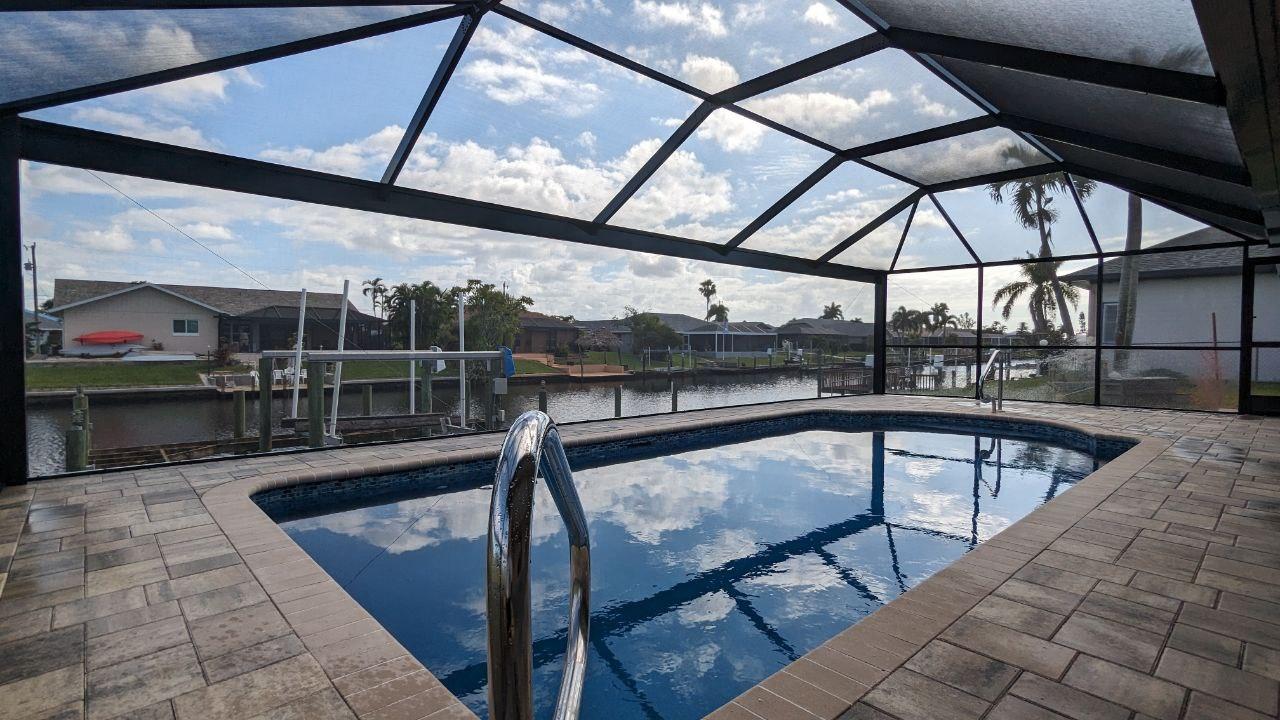 Choosing the Right Pool Enclosure Company in Florida