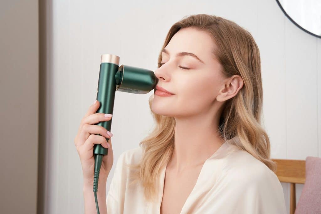 How to Remove Facial Hair Without Irritating Your Skin