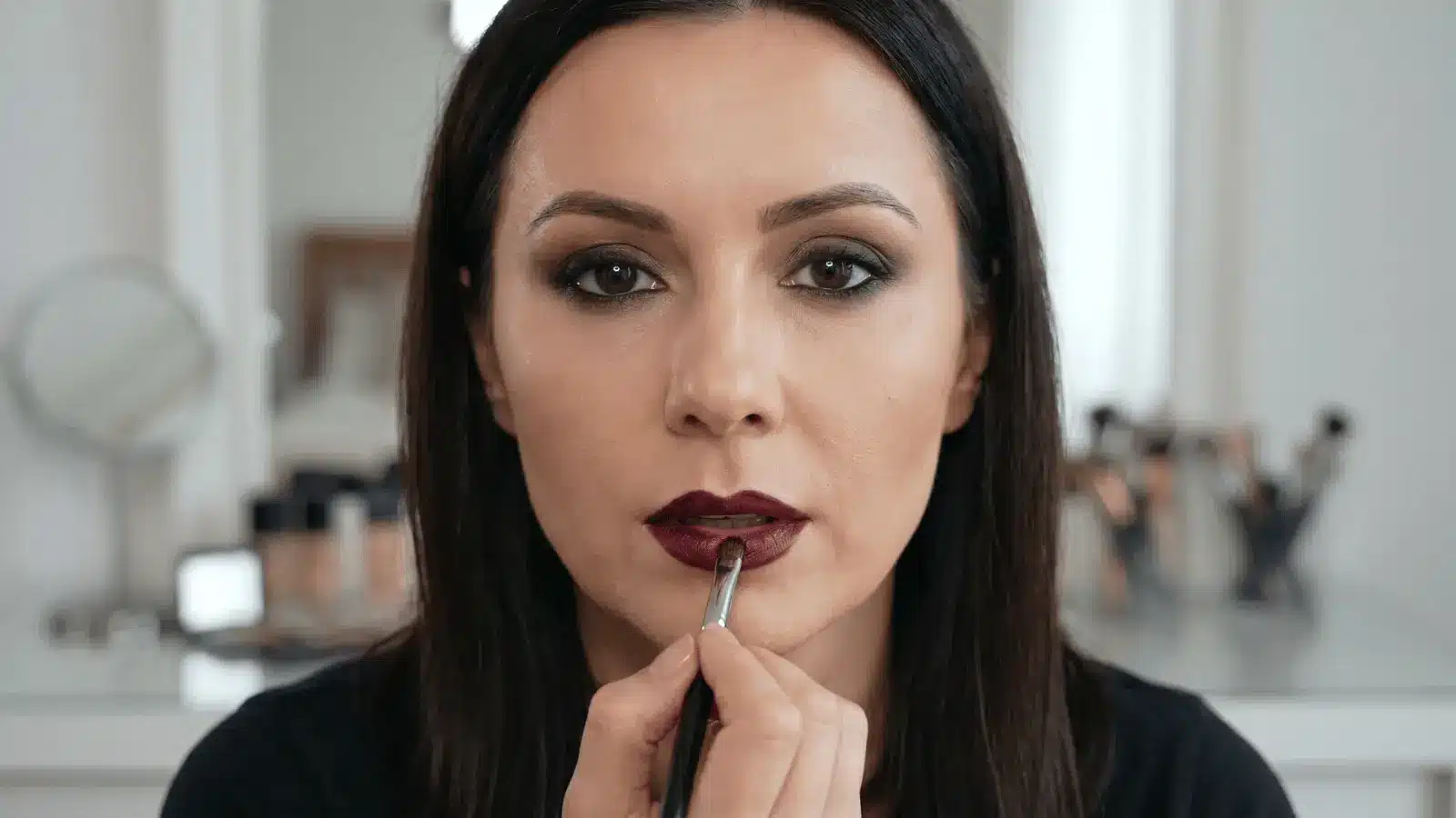 Apply a Deep Lip With Visible Liner (1)