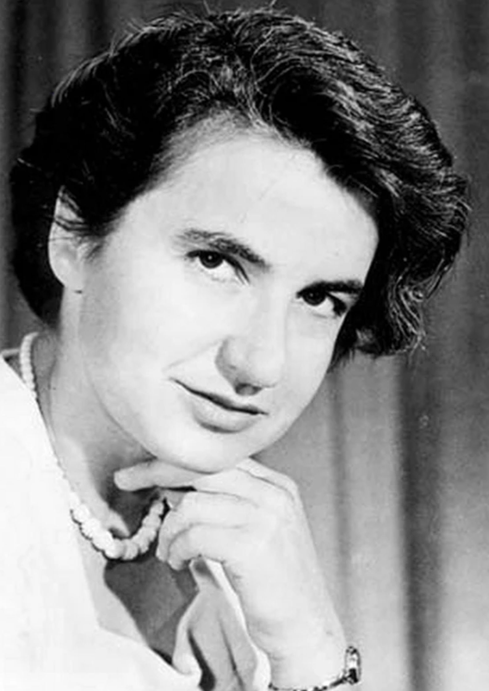 Black and white portrait photograph of Rosalind Franklin, British chemist known for her X-ray imaging work on DNA structure (1)