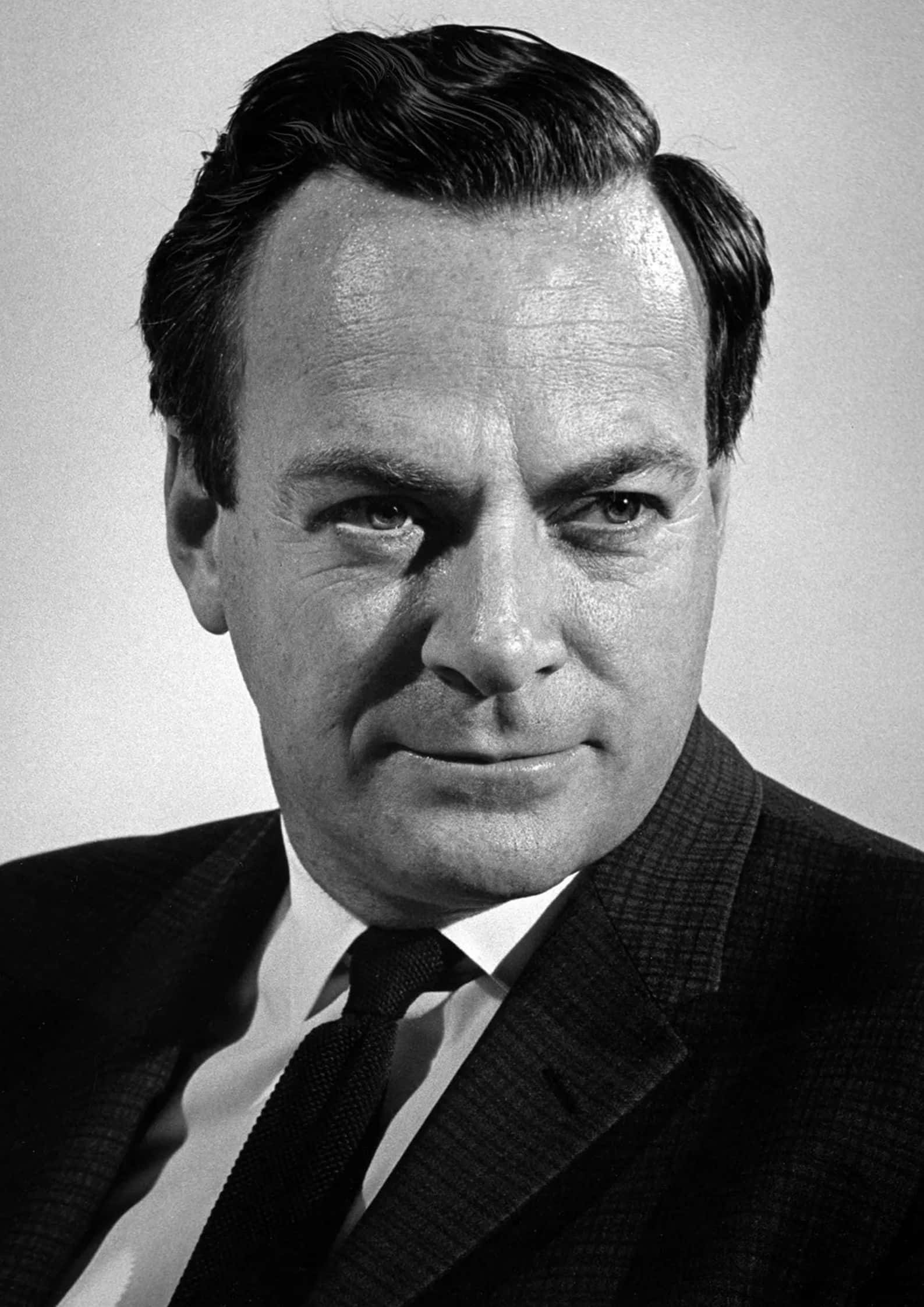 Classic portrait of Richard Feynman in a dark suit and tie, gazing slightly away from the camera (1)