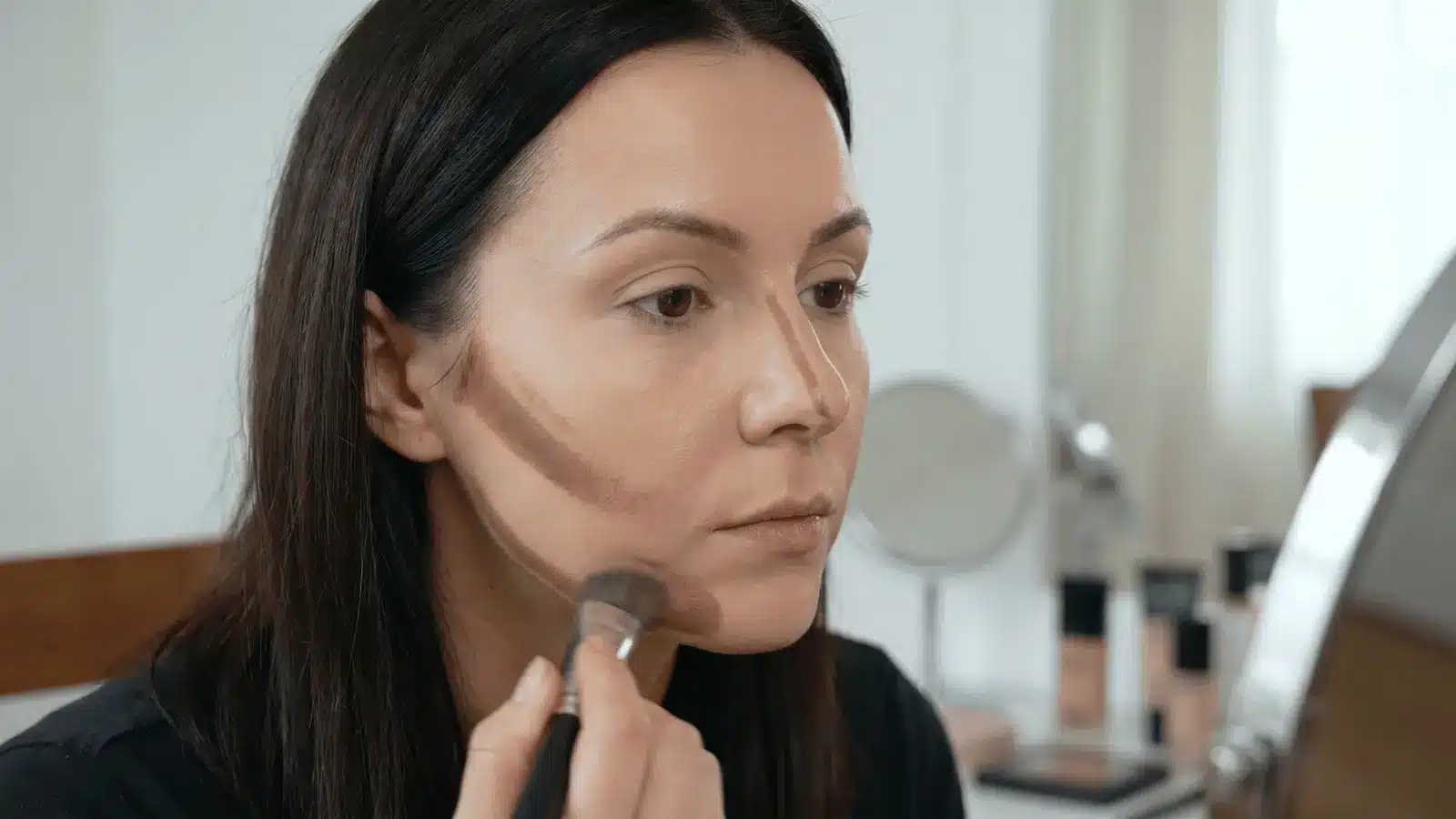 Sculpt the Face With Strong Contour (1)
