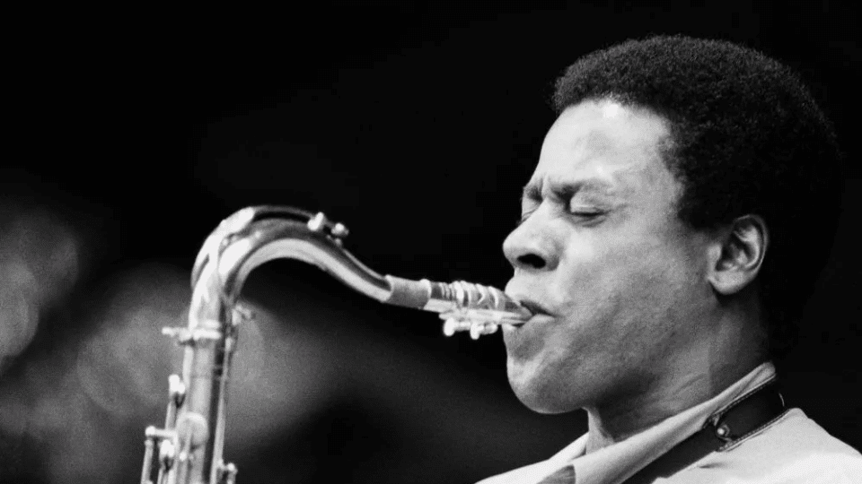 Wayne Shorter playing sexophone