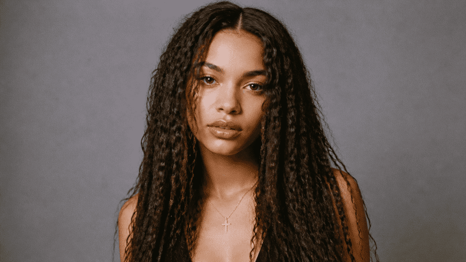 Crimped hair with parting and full volume texture, bold Y2K party hairstyle with strong retro energy look