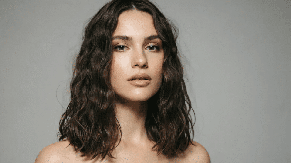 Crimped layered hair with moody textured finish, edgy Y2K hairstyle with deep early 2000s layered volume look