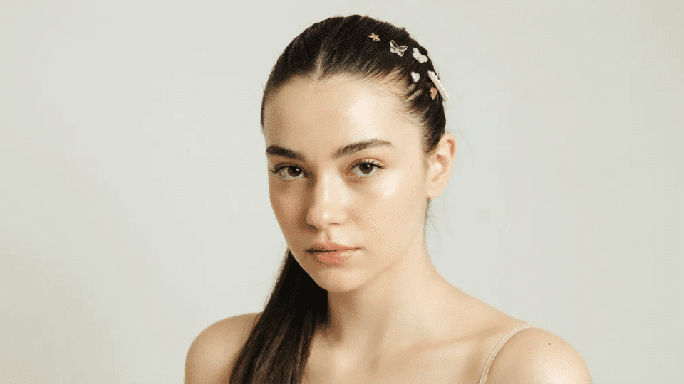 Sleek high ponytail with statement clips, polished bold Y2K party hairstyle with glossy early 2000s finish look