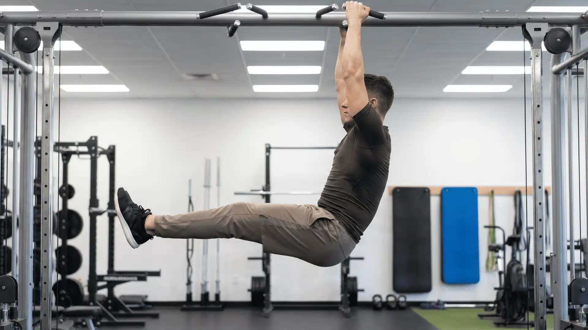 Core muscles stabilizing torso during pull-up hang