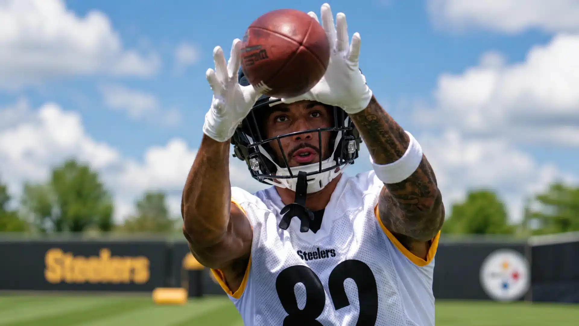 Lance McCutcheon catching a pass during Steelers practice