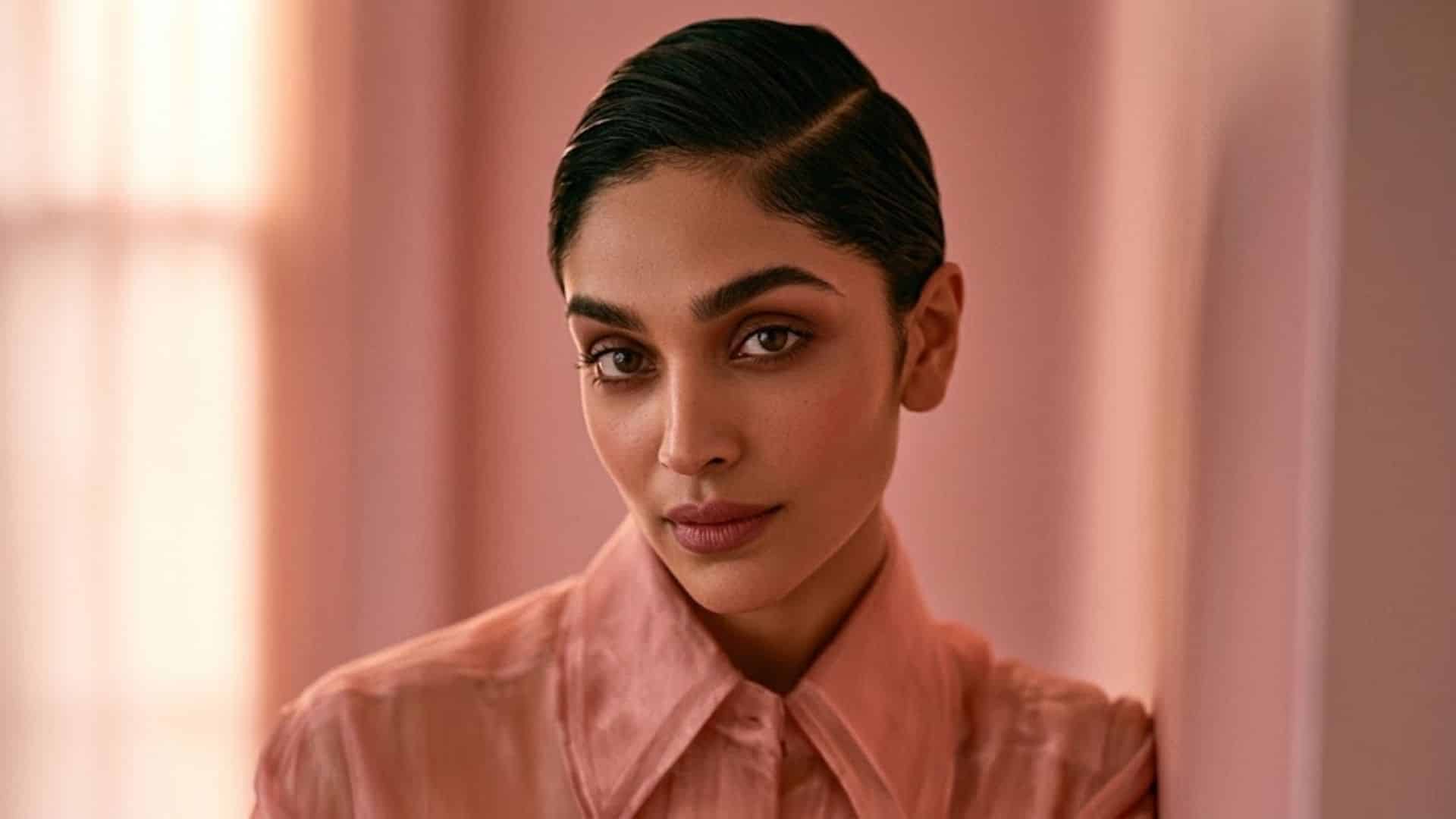 Sleek slicked back crop with a deep side part, glossy finish.