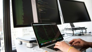 How Smart Charging Solutions Reduce Device Downtime and IT Stress